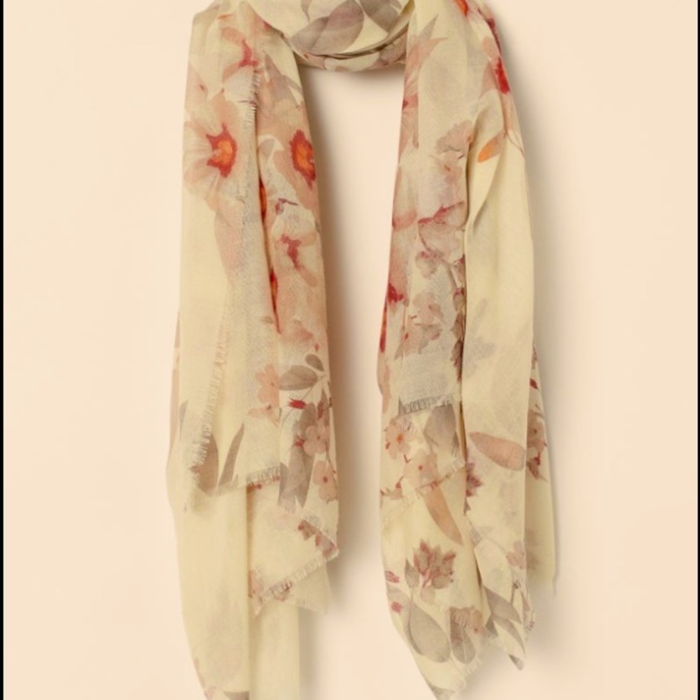 Scarf in an airy weave with fringes along the sides.